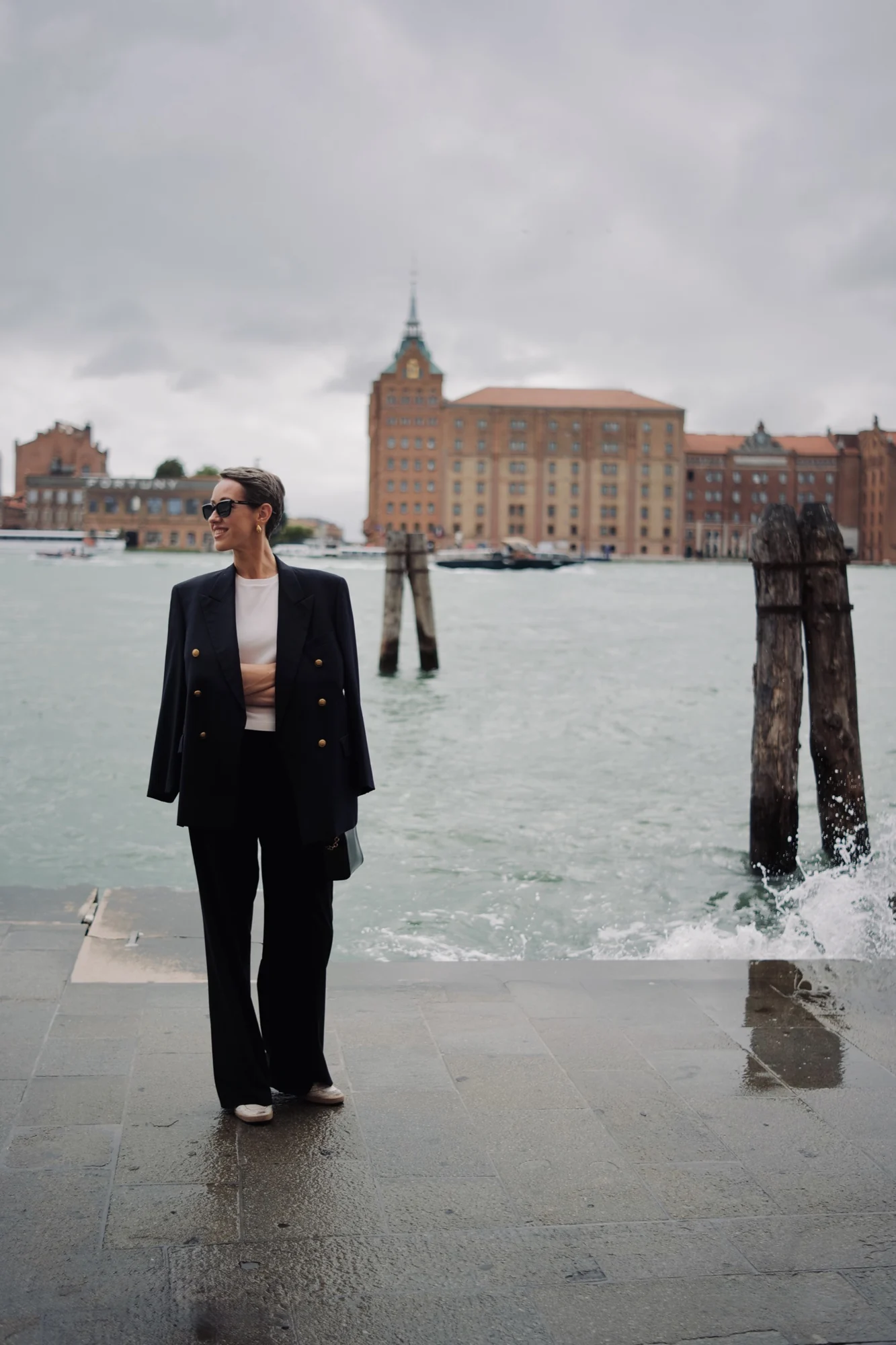 Pe malul canalului Giudecca.