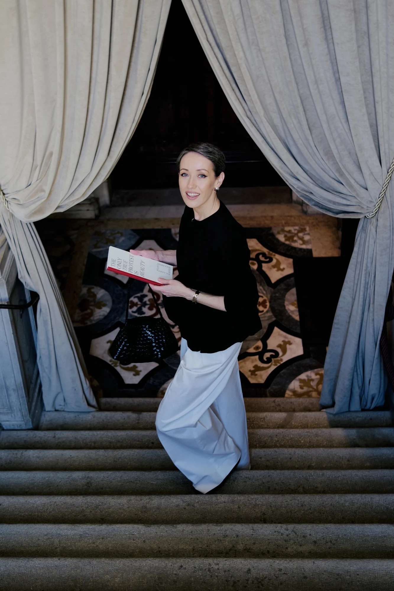 Pe scările palatului, la Fondazione Dries Van Noten