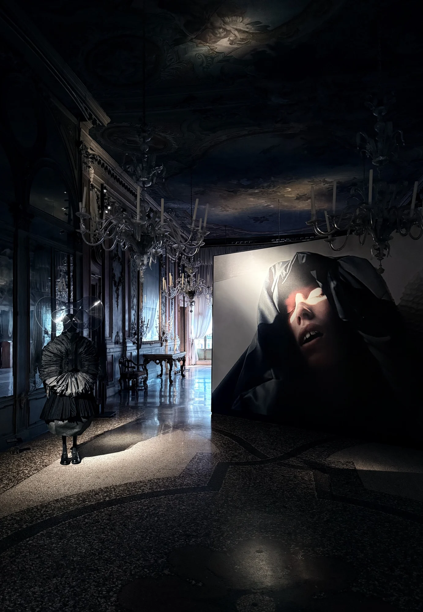 Steven Shearer · Teresa’s Trip, 2024. În stânga, Comme des Garçons.