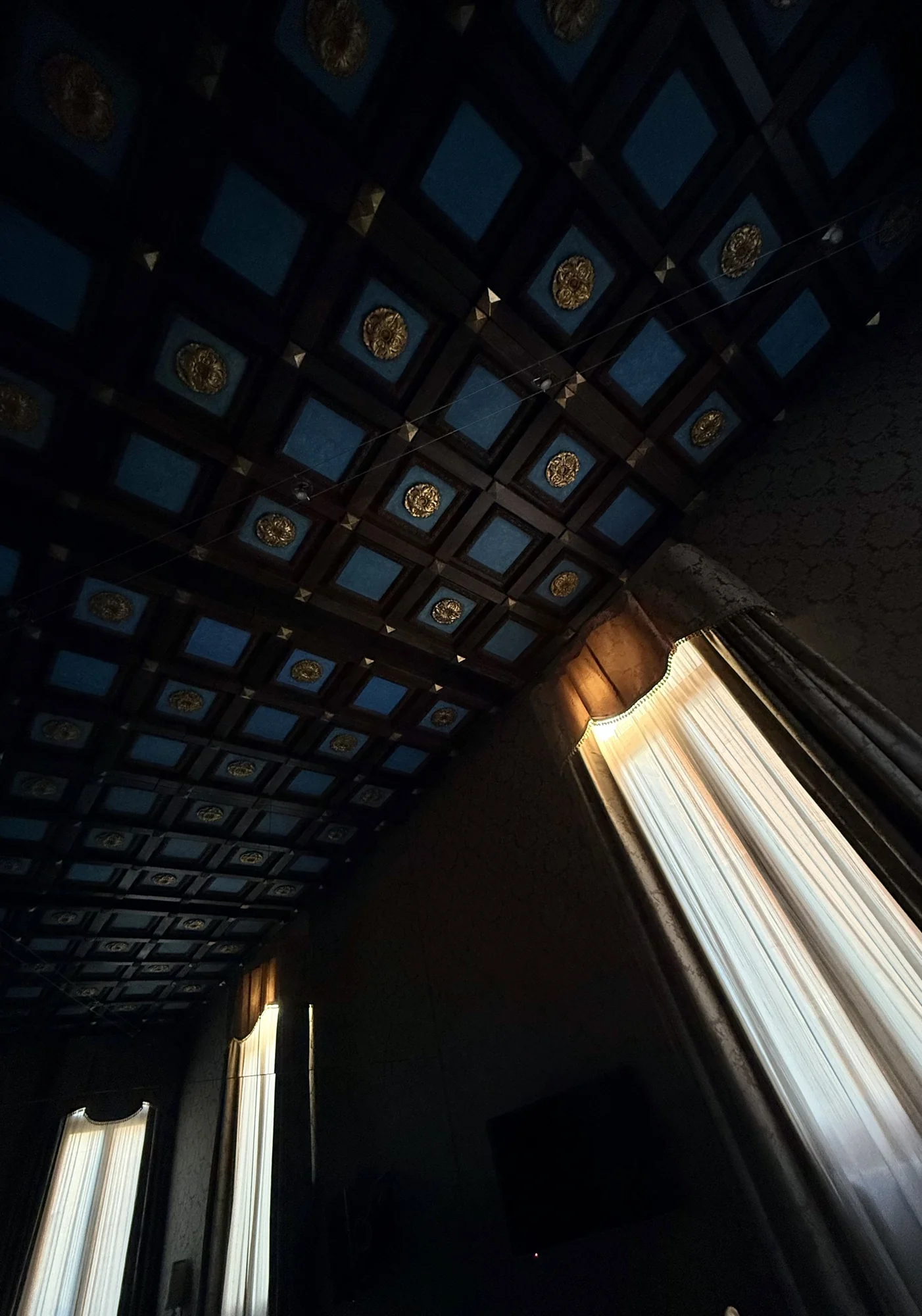 Încă o privire în sus, înainte să ieșim.